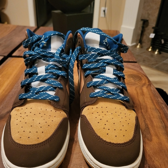 Sneakers - Picture 2 of 5